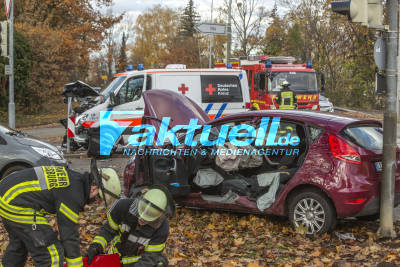 Krankenwagen-Crash fordert Verletzten: KTW kracht auf Kreuzung mit Ford zusammen - Großer Schaden