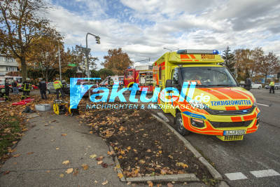 Krankenwagen-Crash fordert Verletzten: KTW kracht auf Kreuzung mit Ford zusammen - Großer Schaden
