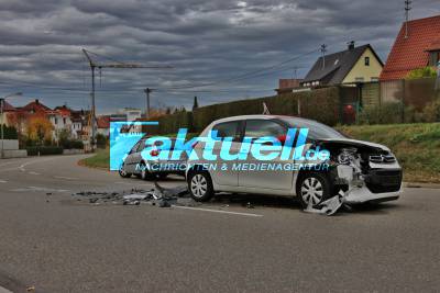 67-Jähriger übersieht Auto und kracht auf Kreuzung zusammen