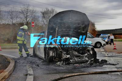  Mercedes brennt nach technischen Defekt vollständig aus - Feuerwehr im Einsatz