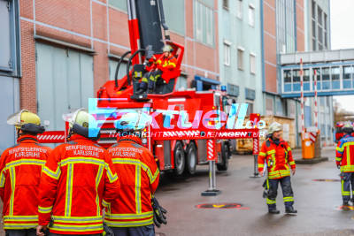 Großbrand am Karlsruher Rheinhafen: Feuer in Kessel im Heizkraftwerk - Großaufgebot von Rettungskräften im Einsatz