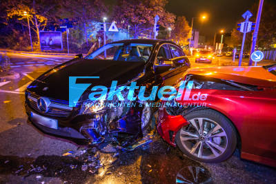 Daimlercrash auf Kreuzung: 2 Mercedes krachen fast frontal ineinander - 2 teils schwer Verletzte