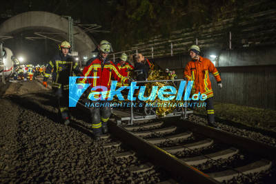 Foto-/Videoupdate: GROSSÜBUNG: ICE entgleist im Rollenbergtunnel Bruchsal - Schweres Zugunglück fordert 800 Rettungskräfte die ganze Nacht über