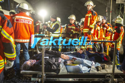 Foto-/Videoupdate: GROSSÜBUNG: ICE entgleist im Rollenbergtunnel Bruchsal - Schweres Zugunglück fordert 800 Rettungskräfte die ganze Nacht über