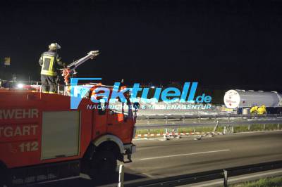 Benzinlaster kracht in Essigsäure-LKW: Autobahn 8 nach Gefahrgutunfall 20 Stunden voll gesperrt