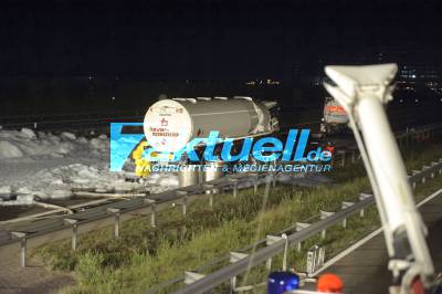 Benzinlaster kracht in Essigsäure-LKW: Autobahn 8 nach Gefahrgutunfall 20 Stunden voll gesperrt