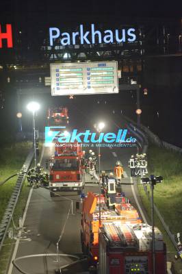 Benzinlaster kracht in Essigsäure-LKW: Autobahn 8 nach Gefahrgutunfall 20 Stunden voll gesperrt