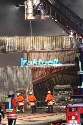Großbrand einer Fabrikhalle Lagerhalle in Kirchardt-Berwangen Kreis Heilbronn