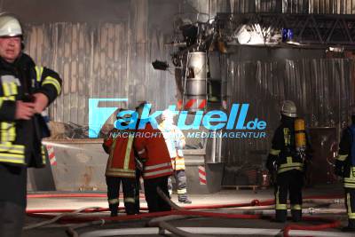Großbrand einer Fabrikhalle Lagerhalle in Kirchardt-Berwangen Kreis Heilbronn