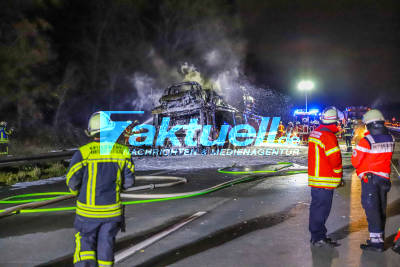 Grossbrand auf A5 Bruchsal: Autotransporter in Vollbrand - 15 Meter hohe Flammen und Explosionen - LKW mit Elektroautos beladen - Großeinsatz