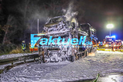 Grossbrand auf A5 Bruchsal: Autotransporter in Vollbrand - 15 Meter hohe Flammen und Explosionen - LKW mit Elektroautos beladen - Großeinsatz