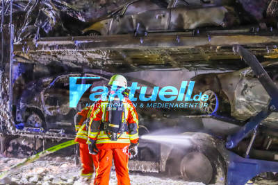 Grossbrand auf A5 Bruchsal: Autotransporter in Vollbrand - 15 Meter hohe Flammen und Explosionen - LKW mit Elektroautos beladen - Großeinsatz