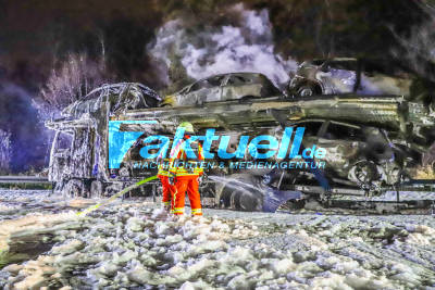 Grossbrand auf A5 Bruchsal: Autotransporter in Vollbrand - 15 Meter hohe Flammen und Explosionen - LKW mit Elektroautos beladen - Großeinsatz