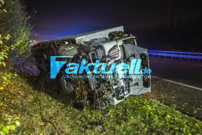 LKW-Fahrer kommt von der Fahrbahn ab und kippt auf der A81 um - Fahrer leicht verletzt