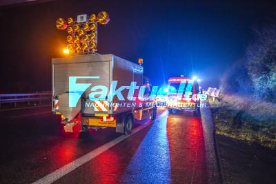 LKW-Fahrer kommt von der Fahrbahn ab und kippt auf der A81 um - Fahrer leicht verletzt