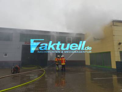 (UPDATE) Großbrand in Swinger-Club in Malsch fordert 11 Verletzte - Kilometerweit sichtbare und giftige Rauchwolke - Feuerwehr mit 170 Kräften im Großeinsatz