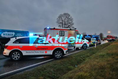 Frontalcrash auf der B14 bei Backnang - Feuerwehr und Rettungsdienst im Einsatz - Stauchaos im Feuierabendverkehr