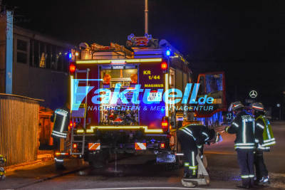 (UPDATE) Werkstattbrand im Kraichtal geht glimpflich aus: PKW in Werkstatt in Brand geraten - Feuerwehr im Einsatz - 1 Person wird verletzt