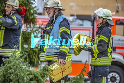 Feierliches Aufstellen des Weihnachtsbaumes in Sillenbuch - Feuerwehr Sillenbuch und Feuerwache 5 bauen auf