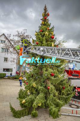 Feierliches Aufstellen des Weihnachtsbaumes in Sillenbuch - Feuerwehr Sillenbuch und Feuerwache 5 bauen auf
