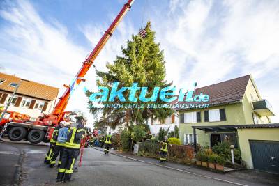 Feierliches Aufstellen des Weihnachtsbaumes in Sillenbuch - Feuerwehr Sillenbuch und Feuerwache 5 bauen auf