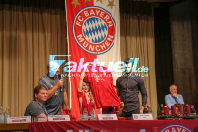 Fußballer Sven Ulreich vom FC Bayern München zu Gast in Weilheim 