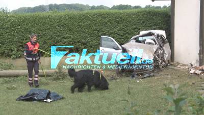 Tödlicher Discounfall: Sportlicher Wagen durchbricht Hecke, kracht gegen Strommast und Gemeindesaal - Beifahrer verschwunden