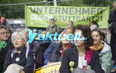 S21-Gegner im Businesslook blockieren Baustelleneinfahrt - Räumung durch Polizei