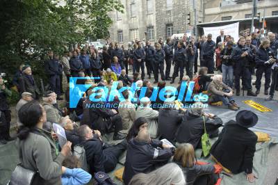 S21-Gegner im Businesslook blockieren Baustelleneinfahrt - Räumung durch Polizei