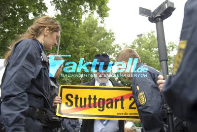 S21-Gegner im Businesslook blockieren Baustelleneinfahrt - Räumung durch Polizei