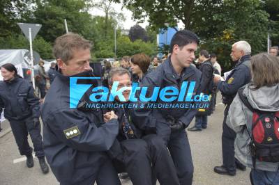 S21-Gegner im Businesslook blockieren Baustelleneinfahrt - Räumung durch Polizei