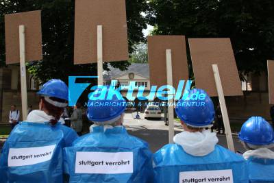 S-21 Gegner protestieren vor dem Staatsministerium