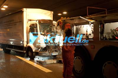 12-Tonner kracht auf A81 im Engelbergtunnel auf Sattelzug - Fahrer schwer verletzt