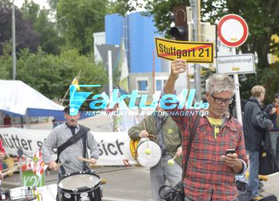 S21-Gegner blockieren Grundwassermanagement-Baustelle