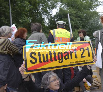S21-Gegner blockieren Grundwassermanagement-Baustelle