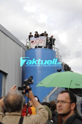 Stuttgart 21 - Gegner stürmen nach Demonstration Grundwassermanagement-Baustelle