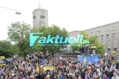 Stuttgart 21 - Gegner stürmen nach Demonstration Grundwassermanagement-Baustelle