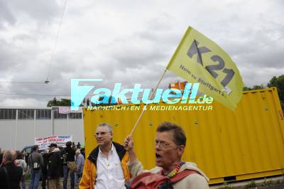 Stuttgart 21 - Gegner stürmen nach Demonstration Grundwassermanagement-Baustelle