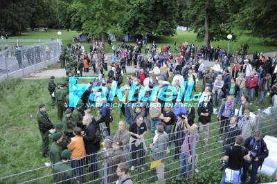 Stuttgart 21 - Gegner stürmen nach Demonstration Grundwassermanagement-Baustelle