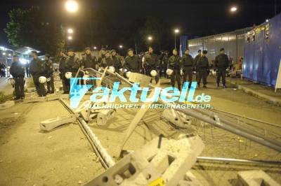 Stuttgart 21 - Gegner stürmen nach Demonstration Grundwassermanagement-Baustelle