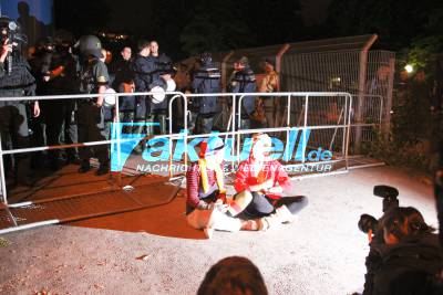 Stuttgart 21 - Gegner stürmen nach Demonstration Grundwassermanagement-Baustelle