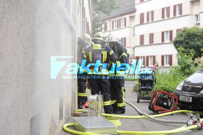 Giftiger Brandrauch machte Flucht unmöglich – Elf Bewohner eingeschlossen – Feuerwehr rettet Bewohner über Drehleiter – Vier Verletzte!