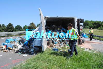 Müll-Brummi kippt auf A8 um - Mehrere Tonnen Hausmüll auf Autobahn verteilt