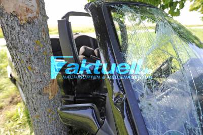 Golf-Cabrio prallt gegen Baum - Frau schwer verletzt