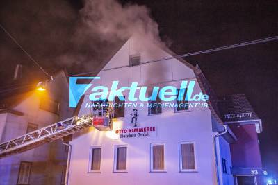 Update: Stuttgart-Vaihingen: Brand in Mehrfamilienhaus - Dichte Rauchschwaden in der Vaihinger Innenstadt 