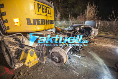 Heftiger Crash fordert Todesopfer: BMW rast ungebremst in Bagger - 28-Jähriger sofort tot