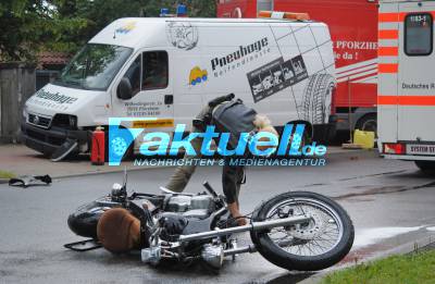 Tödlicher Unfall: Motorradfahrer stürzt in Kurve und prallt gegen Kleintransporter