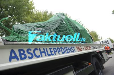 Frau prallt mit Lastwagen zusammen