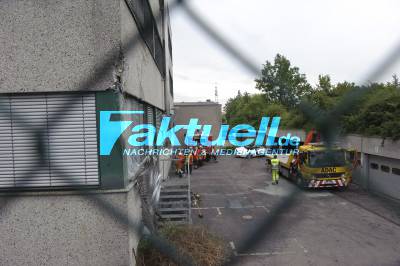 Ohne Führerschein: 18-jähriger fliegt mit AMG-Cabrio 150 Meter, kracht gegen Hauswand: 3 Teenager tot