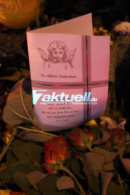 Ein Meer aus Blumen und Kerzen an der Unfallstelle: Freunde und Angehörige trauern um die drei Toten von Hirschlanden